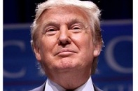 Tỷ phú Donald Trump không thích...bắt tay
