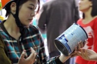 Các mẹ xoay xở quanh giá sữa