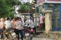Công nhân KKT Nghi Sơn mệt mỏi chờ lương ATM