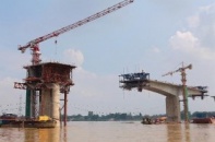 Vạ lây cùng bất động sản