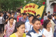 Sỹ tử nô nức... sờ đầu rùa Văn Miếu