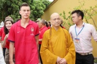 Các cầu thủ Arsenal thăm chùa Trấn Quốc