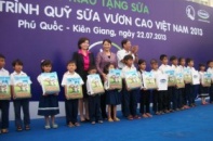 Trên 400 trẻ em nghèo uống sữa Vinamilk miễn phí