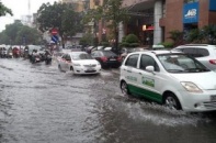 Mưa bão, taxi ở Hà Nội phớt lờ mọi lời gọi