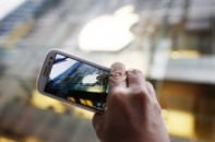 Thoát nạn cấm bán iPhone 4 và iPad 2, Apple bắt Samsung trả giá