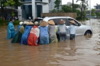 Đẩy ôtô, mò biển số kiếm bộn "mùa lụt"