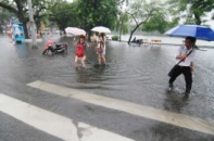 Hồ Gươm ngập tràn bờ