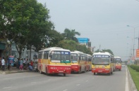 Gần 20 xe buýt dàn hàng chặn đường "ăn vạ"