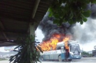 Nghệ An: Xe khách giường nằm bốc cháy như đuốc