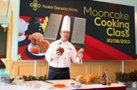 Làm bánh Trung thu cùng "Siêu đầu bếp" Daewoo Hotel