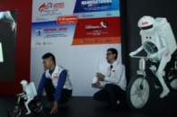 Murata mang robot lái xe đạp tới Hà Nội