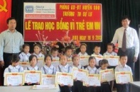 Báo Đầu tư trao học bổng cho học giỏi tỉnh Điện Biên