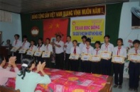 Báo Đầu tư trao học bổng tại Bến Tre