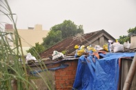 Bão quần thảo dữ dội suốt đêm qua