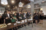Starbucks cố gắng lấy lòng khách hàng Việt