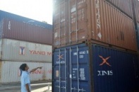 Hàng chục xe sang "ẩn mình" tại cảng