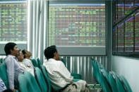 Nhà đầu tư chứng khoán đóng cửa chờ thời