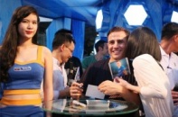 Fan Việt lén hôn Fabio Cannavaro khi xin chữ ký