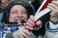 Phi hành gia Nga mang đuốc Olympic trở về trái đất