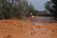 Bình Thuận: Hồ chứa bùn titan vỡ, 3 người suýt chết