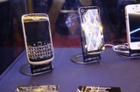 Golden Ace: Điện thoại chế tác bằng vàng, đá quý
