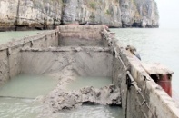 Bắt giữ 2 tàu xả trộm bùn thải xuống vịnh Hạ Long