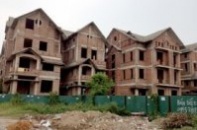 Ôm nợ xấu, gánh tồn kho: Ngân hàng đối đầu BĐS