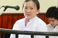 Nữ võ sư hầu toà vì trùm quần lên đầu chánh án