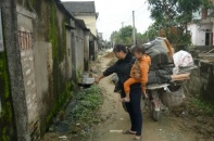 Cô giáo và phụ huynh biến bục giảng thành "võ đài"