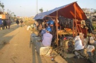 Đang nối lại đường ống nước sạch Sông Đà