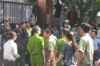ĐH Hùng Vương náo loạn vì gần 100 người vào trường đòi dọn tài sản
