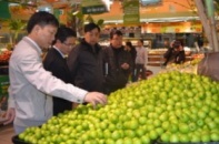 Phát hiện hàng chục loại rau không nhãn mác tại Big C, Ocean Mart