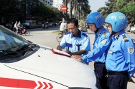 Taxi bát nháo trong dịp Tết: Xử nghiêm, thu phù hiệu
