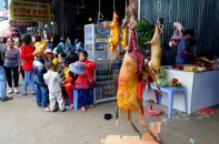 BTC lễ hội chùa Hương không ngăn quán ăn treo thịt