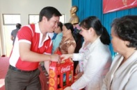 Coca-Cola trao quà Tết Giáp Ngọ cho người nghèo