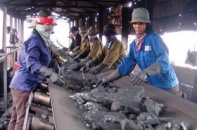 Vinacomin căng thẳng bán than, gồng mình giữ thợ