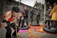 Cụ ông 63 tuổi dùng mũi thổi căng 4 săm ôtô