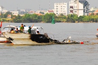 Cận cảnh tàu cánh ngầm cháy rụi trên sông