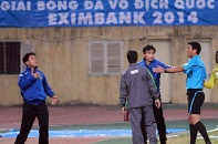 HLV Văn Sỹ Sơn bị phạt nặng vì dọa... đấm trọng tài