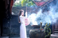 MC Jennifer Phạm đi chùa ngày Tết