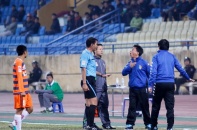Vì sao mắng trọng tài, bầu Hiển vẫn vô can?