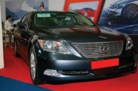 Lexus không chính hãng dài cổ đợi thủ tục về Việt Nam