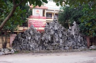 "Quan huyện" dựng núi bít cổng trụ sở UBND để “trấn yểm”