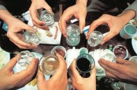Đừng để men say dìm "chết trong tay bè bạn"