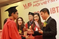 Anh Văn Hội Việt Mỹ cấp bằng tốt nghiệp cho học viên