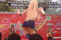 Sốc với cosplay kéo váy khoe nội y trong lễ hội giao lưu văn hóa