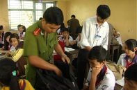 Choáng váng với lượng dao kiếm trong cặp học sinh