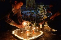 Thắp nến tưởng niệm nạn nhân vụ tấn công bằng dao ở TQ