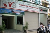 HOSE “trảm” 3 công ty chứng khoán nợ phí