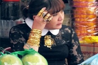 "Choáng váng" với người phụ nữ đeo vàng kín người